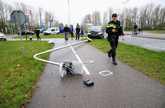 Auto rijdt lantaarnpaal uit de grond bij kop-staartbotsing in Zoelen