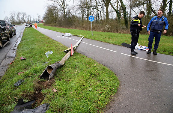 Auto rijdt lantaarnpaal uit de grond bij kop-staartbotsing in Zoelen