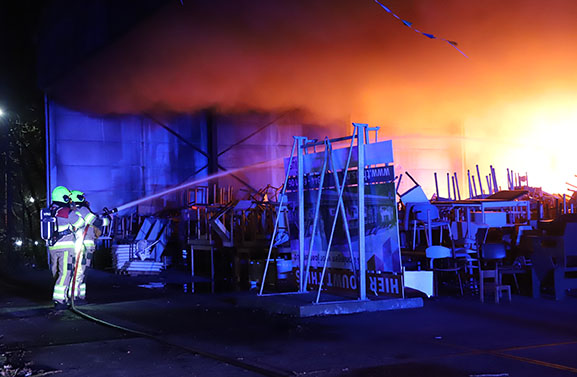 Brand in loods van de Stichting Vrienden van Suriname in Tiel