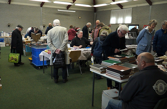 Verzamelbeurs in Leerdam steunt Stichting Hulphond
