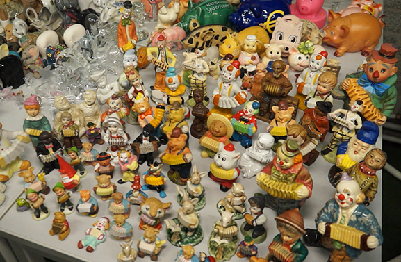 Verzamelbeurs in Leerdam steunt Stichting Hulphond