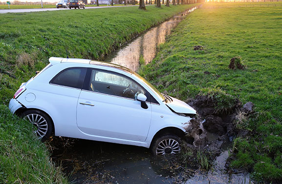 Auto belandt met neus in de sloot in Rijswijk