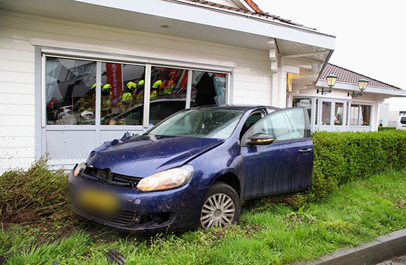 Auto belandt na aanrijding op ovonde in Culemborg tegen Chinees restaurant