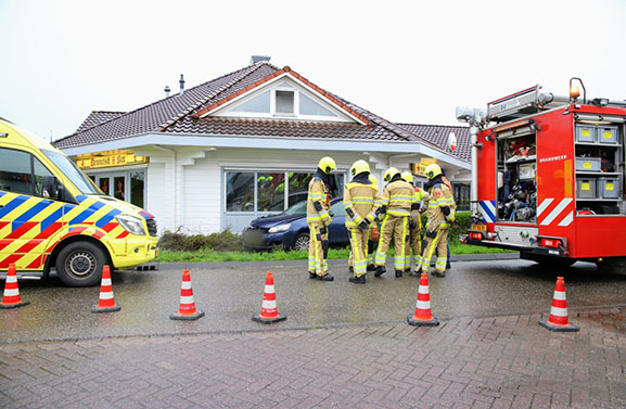 Auto belandt na aanrijding op ovonde in Culemborg tegen Chinees restaurant