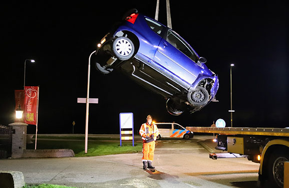 Auto rijdt greppel in bij Lienden, bestuurder gevlucht