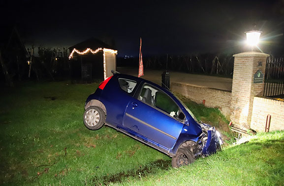 Auto rijdt greppel in bij Lienden, bestuurder gevlucht