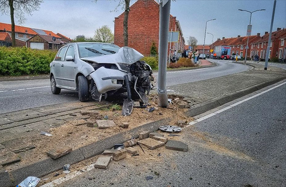 Beschonken man heeft 'paaltje' geraakt op de Westroijensestraat in Tiel