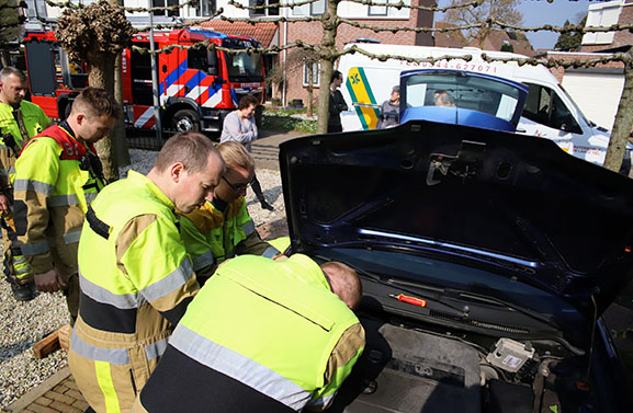 Kat met staart vast tussen distributieriem van auto in Tiel