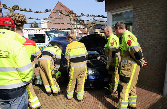 Kat met staart vast tussen distributieriem van auto in Tiel