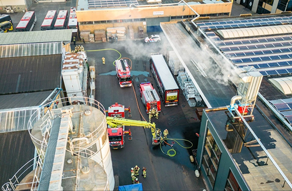 Brandweer heeft handen vol aan brand bij houtbedrijf in Vianen