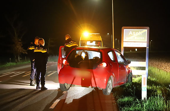 Bestuurster botst onder invloed van drugs tegen paaltje in Asch