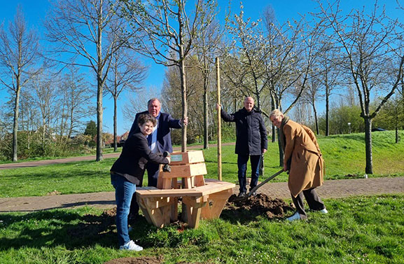 Bankje en boom als cadeau van jarige VNG, afdeling Gelderland