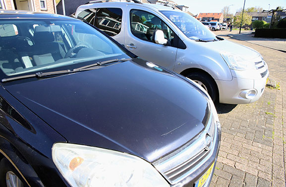 Auto's bekrast in Docter van Londenstraat in Varik