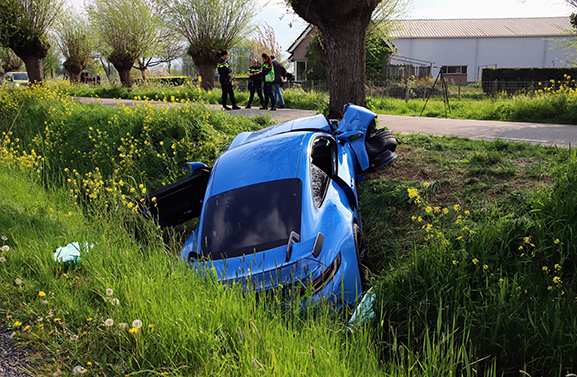 Drugs aangetroffen in geleasde Porsche die in sloot belandde