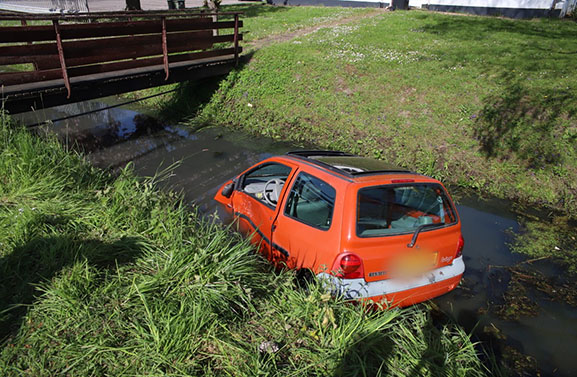 Auto belandt in sloot  na botsing op de Beesdseweg in Culemborg
