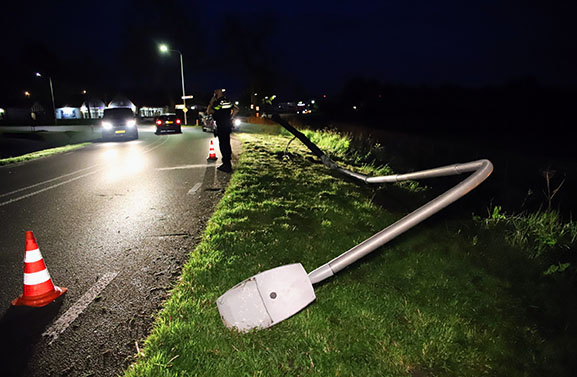 Auto vliegt uit de bocht op de Tielseweg in Buren