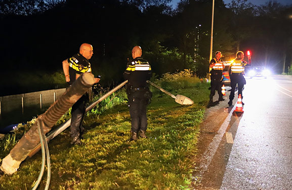 Auto vliegt uit de bocht op de Tielseweg in Buren