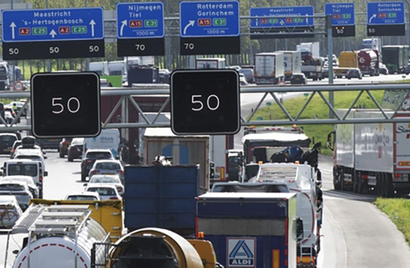 Sluipverkeer teistert dorpen, lokale partij biedt petitie aan in Den Haag