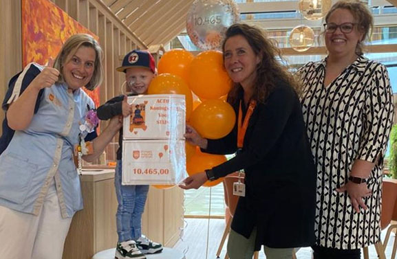 Ernstig zieke Stijn (3) overhandigt cheque aan kinderkankercentrum