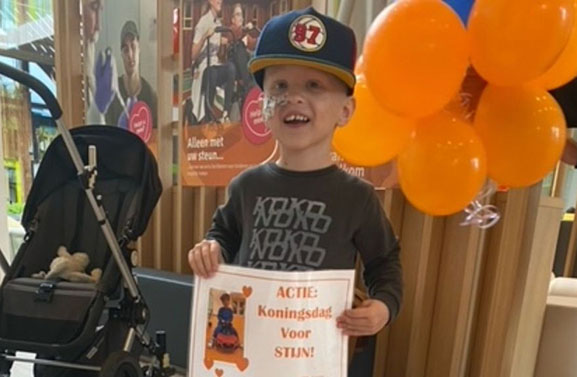 Ernstig zieke Stijn (3) overhandigt cheque aan kinderkankercentrum