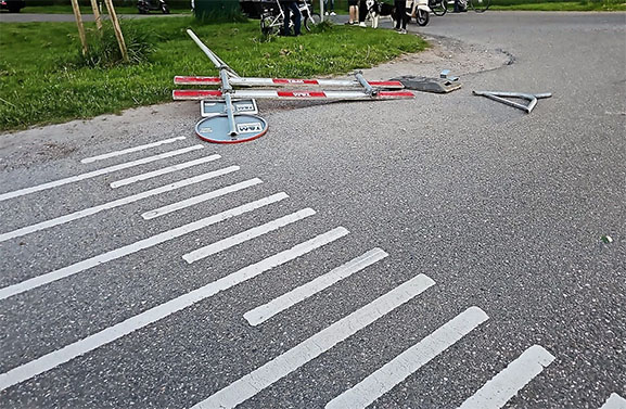Scooterrijder zwaar gewond bij botsing met hekwerk in Meerkerk