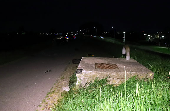 Auto bost op betonblok in Tiel, één persoon ernstig gewond naar ziekenhuis