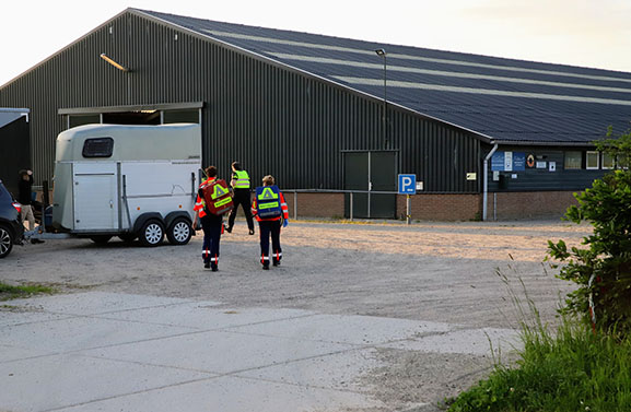 Hulpdiensten rukken uit naar manege in Kapel Avezaath: een persoon gewond