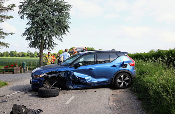 Vrouw met spoed naar ziekenhuis na verkeersongeval in Est