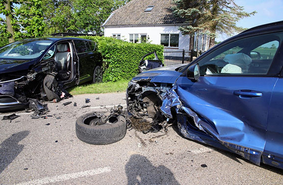 Vrouw met spoed naar ziekenhuis na verkeersongeval in Est