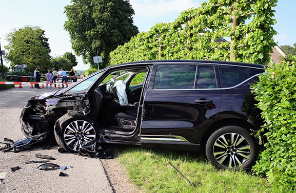 Vrouw met spoed naar ziekenhuis na verkeersongeval in Est