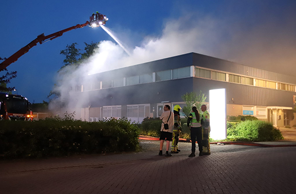Grote brand in bedrijfsverzamelgebouw aan de Textielweg in Culemborg