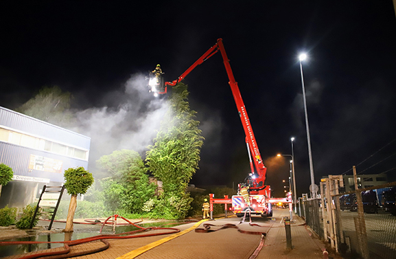 Grote brand in bedrijfsverzamelgebouw aan de Textielweg in Culemborg