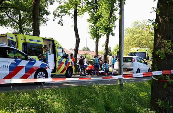 Fietser ernstig gewond bij oversteken van rotonde in Buren