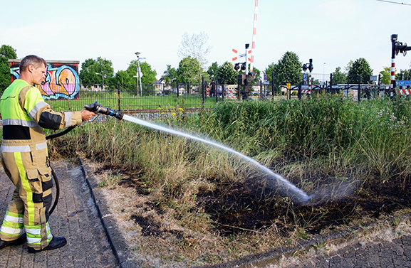 Bermbrand aan de Oude Tielseweg in Tiel