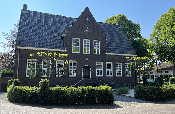Drie woningen in oude gemeentehuis Beusichem