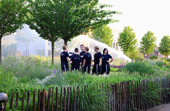 Sproeisysteem Vlindertuin de Zindering stuk, Jeugdbrandweer helpt sproeien