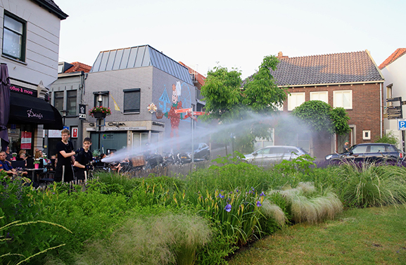 Sproeisysteem Vlindertuin de Zindering stuk, Jeugdbrandweer helpt sproeien