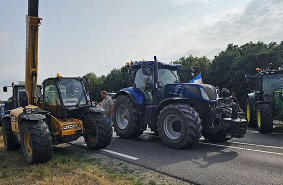 Demonstrerende boeren blokkeren Rijnbrug