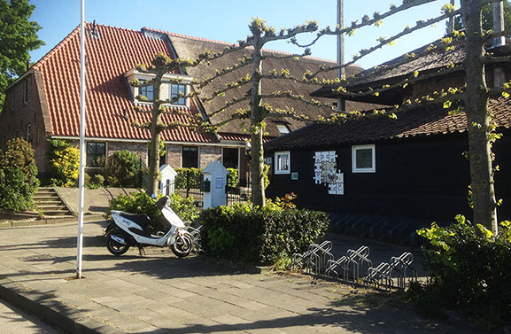 Burgemeester van Culemborg ontvangt petitie voor behoud kinderboerderij