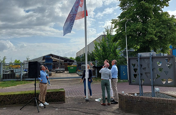 Vlag uit in aanloop naar 100-jarig bestaan Hermeta in Asperen