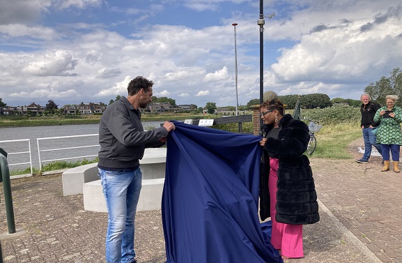 Onthulling monument tegen huiselijk geweld en femicide in Vianen