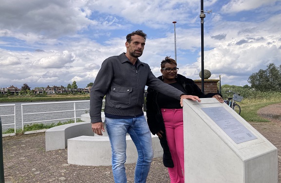 Onthulling monument tegen huiselijk geweld en femicide in Vianen