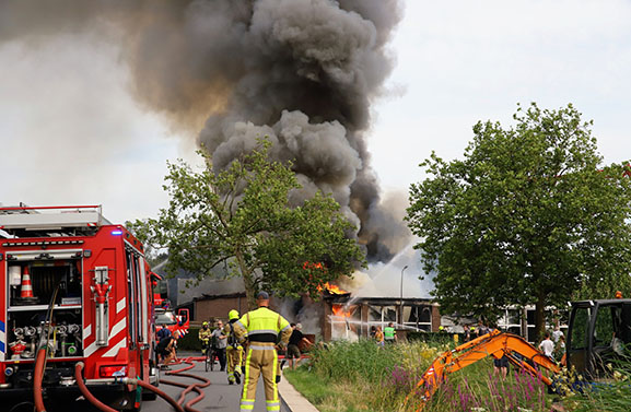 Zeer grote brand bij bouwbedrijf Nijhoff in Waardenburg
