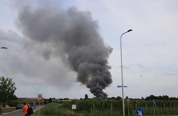 Zeer grote brand bij bouwbedrijf Nijhoff in Waardenburg