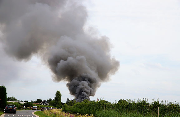 Zeer grote brand bij bouwbedrijf Nijhoff in Waardenburg
