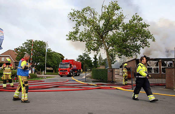 Zeer grote brand bij bouwbedrijf Nijhoff in Waardenburg