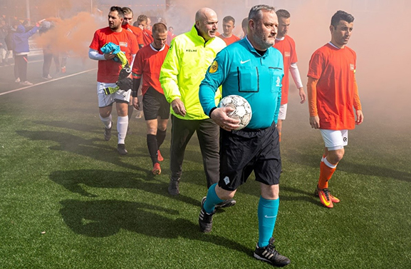 Gouden scheidsrechtersspeld voor Spijkse arbiter Sjors de Jong