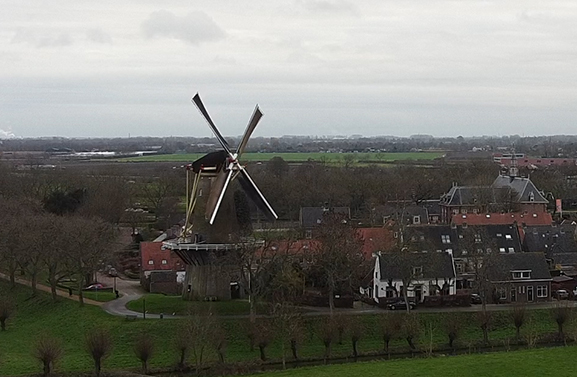 Wieken van molen in Buren staan stil voor onderhoud