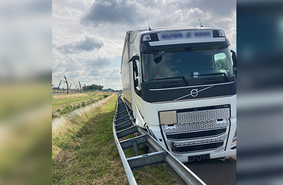 Vrachtwagen rijdt schade aan vangrail op de A15 bij Leerdam
