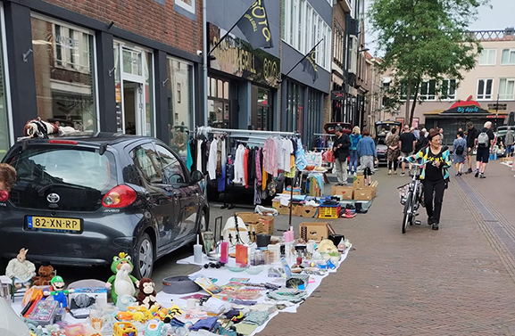 Geslaagde kofferbakverkoop in Tielse Kleibergsestraat